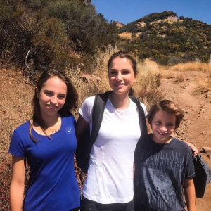 La reine Rania de Jordanie en randonnée avec ses enfants la princesse Salma et le prince Hashem, photo Instagram août 2017