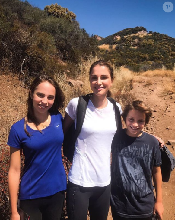 La reine Rania de Jordanie en randonnée avec ses enfants la princesse Salma et le prince Hashem, photo Instagram août 2017