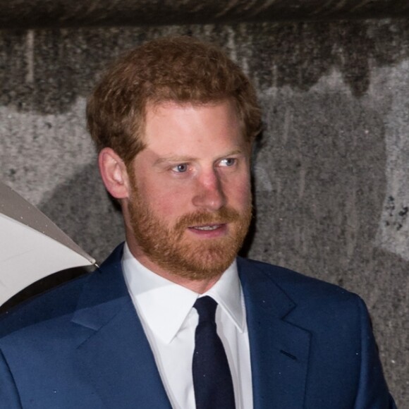 Le prince Harry et sa fiancée Meghan Markle arrivent à pied sous la pluie à la soirée "Endeavour Fund Awards" au Goldsmiths' Hall à Londres le 1er février 2018. © Ray Tang via Zuma Press/Bestimage