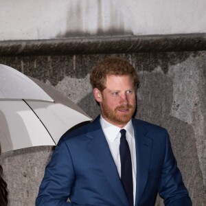 Le prince Harry et sa fiancée Meghan Markle arrivent à pied sous la pluie à la soirée "Endeavour Fund Awards" au Goldsmiths' Hall à Londres le 1er février 2018. © Ray Tang via Zuma Press/Bestimage