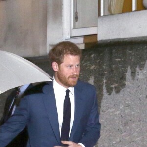 Le prince Harry et sa fiancée Meghan Markle arrivent à pied sous la pluie à la soirée "Endeavour Fund Awards" au Goldsmiths' Hall à Londres le 1er février 2018.