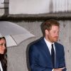 Le prince Harry et sa fiancée Meghan Markle arrivent à pied sous la pluie à la soirée "Endeavour Fund Awards" au Goldsmiths' Hall à Londres le 1er février 2018. © Ray Tang via Zuma Press/Bestimage