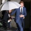 Le prince Harry et sa fiancée Meghan Markle arrivent à pied sous la pluie à la soirée "Endeavour Fund Awards" au Goldsmiths' Hall à Londres le 1er février 2018.