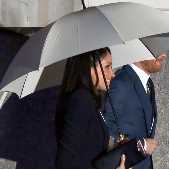 Le prince Harry et sa fiancée Meghan Markle arrivent à pied sous la pluie à la soirée "Endeavour Fund Awards" au Goldsmiths' Hall à Londres le 1er février 2018.