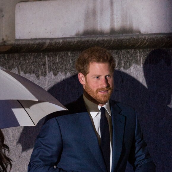 Le prince Harry et sa fiancée Meghan Markle arrivent à pied sous la pluie à la soirée "Endeavour Fund Awards" au Goldsmiths' Hall à Londres le 1er février 2018. © Ray Tang via Zuma Press/Bestimage