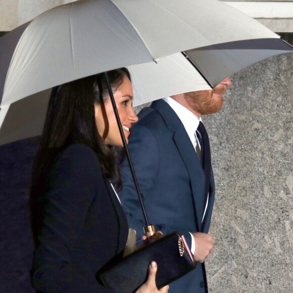 Le prince Harry et sa fiancée Meghan Markle arrivent à pied sous la pluie à la soirée "Endeavour Fund Awards" au Goldsmiths' Hall à Londres le 1er février 2018.