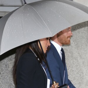 Le prince Harry et sa fiancée Meghan Markle arrivent à pied sous la pluie à la soirée "Endeavour Fund Awards" au Goldsmiths' Hall à Londres le 1er février 2018.