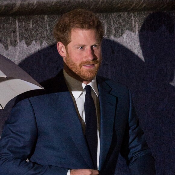 Le prince Harry et sa fiancée Meghan Markle arrivent à pied sous la pluie à la soirée "Endeavour Fund Awards" au Goldsmiths' Hall à Londres le 1er février 2018. © Ray Tang via Zuma Press/Bestimage