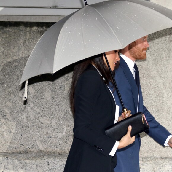 Le prince Harry et sa fiancée Meghan Markle arrivent à pied sous la pluie à la soirée "Endeavour Fund Awards" au Goldsmiths' Hall à Londres le 1er février 2018.