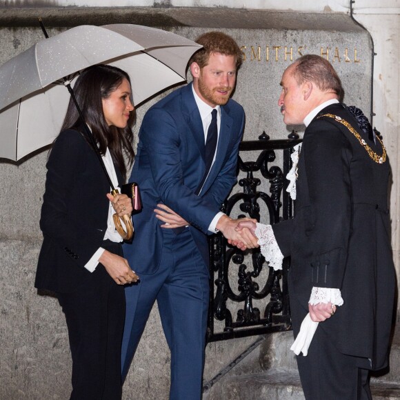 Le prince Harry et sa fiancée Meghan Markle arrivent à pied sous la pluie à la soirée "Endeavour Fund Awards" au Goldsmiths' Hall à Londres le 1er février 2018. © Ray Tang via Zuma Press/Bestimage