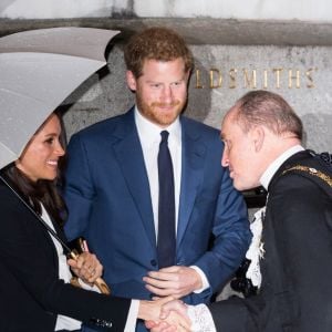 Le prince Harry et sa fiancée Meghan Markle arrivent à pied sous la pluie à la soirée "Endeavour Fund Awards" au Goldsmiths' Hall à Londres le 1er février 2018. © Ray Tang via Zuma Press/Bestimage