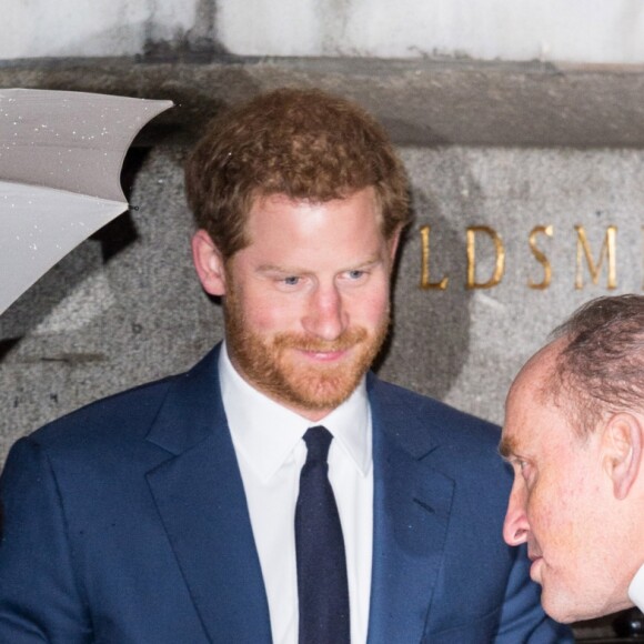 Le prince Harry et sa fiancée Meghan Markle arrivent à pied sous la pluie à la soirée "Endeavour Fund Awards" au Goldsmiths' Hall à Londres le 1er février 2018. © Ray Tang via Zuma Press/Bestimage