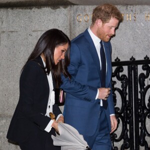 Le prince Harry et sa fiancée Meghan Markle arrivent à pied sous la pluie à la soirée "Endeavour Fund Awards" au Goldsmiths' Hall à Londres le 1er février 2018. © Ray Tang via Zuma Press/Bestimage