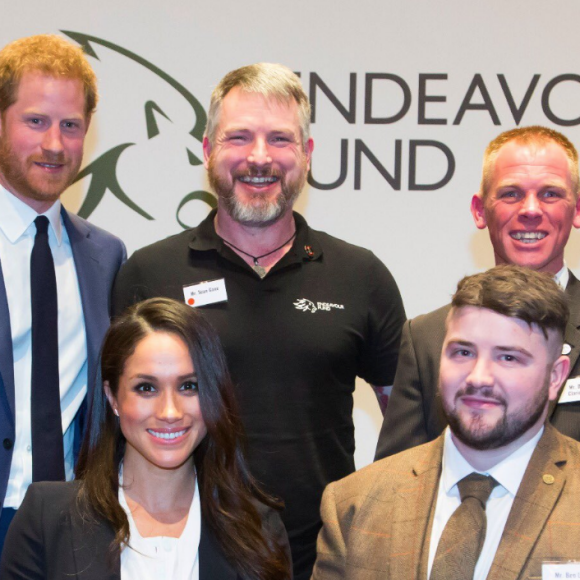 Le prince Harry et sa fiancée Meghan Markle arrivent à pied sous la pluie à la soirée "Endeavour Fund Awards" au Goldsmiths' Hall à Londres le 1er février 2018.