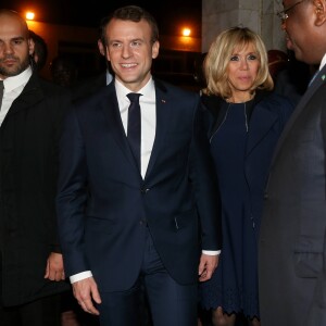 Le président de la République Emmanuel Macron, sa femme la Première Dame Brigitte Macron (Trogneux), le président sénégalais Macky Sall et sa femme la Première Dame Marieme Faye Sall - Le président de la République française et sa femme la Première Dame sont accueillis par le président sénégalais et sa femme la Première Dame à l'aéroport international Léopold-Sédar-Senghor à Dakar, Sénégal, le 1er février 2018. © Dominique Jacovides/Bestimage  French President and his wife are welcomed by Senegalese President and his wife, Marieme Faye Sall at Leopold-Sedar-Senghor airport in Dakar, Senegal on February 2, 2018.01/02/2018 - Dakar