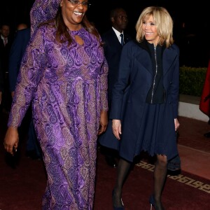 La Première Dame Brigitte Macron (Trogneux) et la Première Dame Marieme Faye Sall - Le président de la République française et sa femme la Première Dame sont accueillis par le président sénégalais et sa femme la Première Dame à l'aéroport international Léopold-Sédar-Senghor à Dakar, Sénégal, le 1er février 2018. © Dominique Jacovides/Bestimage  French President and his wife are welcomed by Senegalese President and his wife, Marieme Faye Sall at Leopold-Sedar-Senghor airport in Dakar, Senegal on February 2, 2018.01/02/2018 - Dakar