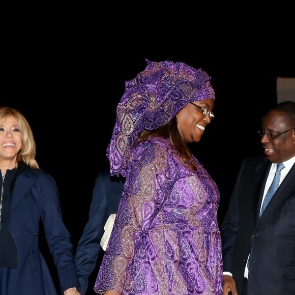 Le président de la République Emmanuel Macron, sa femme la Première Dame Brigitte Macron (Trogneux), le président sénégalais Macky Sall et sa femme la Première Dame Marieme Faye Sall - Le président de la République française et sa femme la Première Dame sont accueillis par le président sénégalais et sa femme la Première Dame à l'aéroport international Léopold-Sédar-Senghor à Dakar, Sénégal, le 1er février 2018. © Dominique Jacovides/Bestimage  French President and his wife are welcomed by Senegalese President and his wife, Marieme Faye Sall at Leopold-Sedar-Senghor airport in Dakar, Senegal on February 2, 2018.01/02/2018 - Dakar