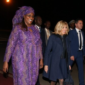 La Première Dame Brigitte Macron (Trogneux) et la Première Dame Marieme Faye Sall - Le président de la République française et sa femme la Première Dame sont accueillis par le président sénégalais et sa femme la Première Dame à l'aéroport international Léopold-Sédar-Senghor à Dakar, Sénégal, le 1er février 2018. © Dominique Jacovides/Bestimage  French President and his wife are welcomed by Senegalese President and his wife, Marieme Faye Sall at Leopold-Sedar-Senghor airport in Dakar, Senegal on February 2, 2018.01/02/2018 - Dakar