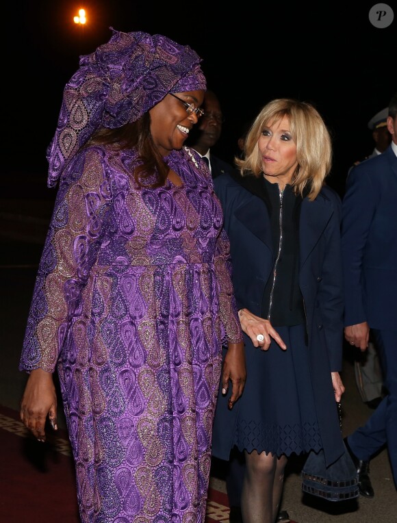 La Première Dame Brigitte Macron (Trogneux) et la Première Dame Marieme Faye Sall - Le président de la République française et sa femme la Première Dame sont accueillis par le président sénégalais et sa femme la Première Dame à l'aéroport international Léopold-Sédar-Senghor à Dakar, Sénégal, le 1er février 2018. © Dominique Jacovides/Bestimage