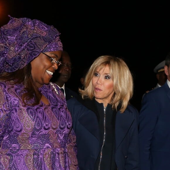 La Première Dame Brigitte Macron (Trogneux) et la Première Dame Marieme Faye Sall - Le président de la République française et sa femme la Première Dame sont accueillis par le président sénégalais et sa femme la Première Dame à l'aéroport international Léopold-Sédar-Senghor à Dakar, Sénégal, le 1er février 2018. © Dominique Jacovides/Bestimage