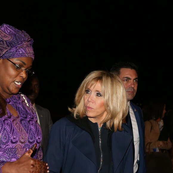 La Première Dame Brigitte Macron (Trogneux) et la Première Dame Marieme Faye Sall - Le président de la République française et sa femme la Première Dame sont accueillis par le président sénégalais et sa femme la Première Dame à l'aéroport international Léopold-Sédar-Senghor à Dakar, Sénégal, le 1er février 2018. © Dominique Jacovides/Bestimage