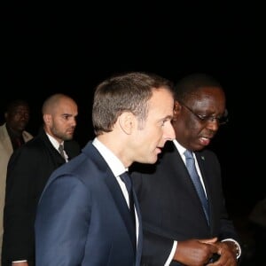 Le président de la République Emmanuel Macron, sa femme la Première Dame Brigitte Macron (Trogneux), le président sénégalais Macky Sall et sa femme la Première Dame Marieme Faye Sall - Le président de la République française et sa femme la Première Dame sont accueillis par le président sénégalais et sa femme la Première Dame à l'aéroport international Léopold-Sédar-Senghor à Dakar, Sénégal, le 1er février 2018. © Dominique Jacovides/Bestimage