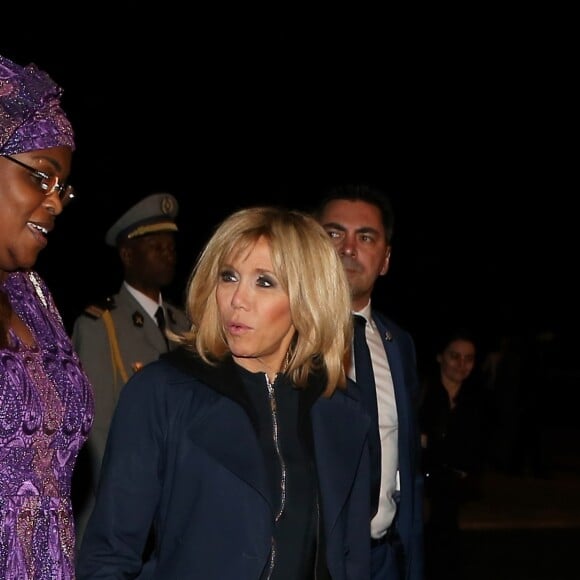 La Première Dame Brigitte Macron (Trogneux) et la Première Dame Marieme Faye Sall - Le président de la République française et sa femme la Première Dame sont accueillis par le président sénégalais et sa femme la Première Dame à l'aéroport international Léopold-Sédar-Senghor à Dakar, Sénégal, le 1er février 2018. © Dominique Jacovides/Bestimage