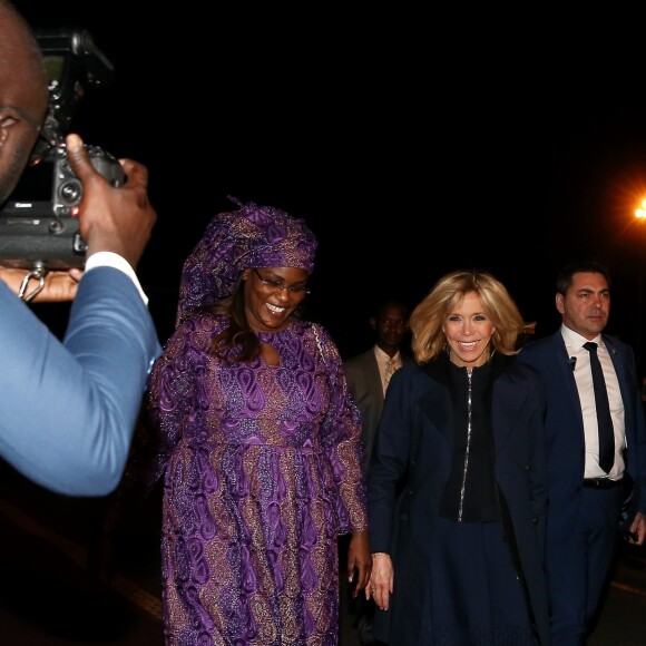 La Première Dame Brigitte Macron (Trogneux) et la Première Dame Marieme Faye Sall - Le président de la République française et sa femme la Première Dame sont accueillis par le président sénégalais et sa femme la Première Dame à l'aéroport international Léopold-Sédar-Senghor à Dakar, Sénégal, le 1er février 2018. © Dominique Jacovides/Bestimage