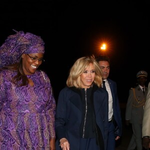 La Première Dame Brigitte Macron (Trogneux) et la Première Dame Marieme Faye Sall - Le président de la République française et sa femme la Première Dame sont accueillis par le président sénégalais et sa femme la Première Dame à l'aéroport international Léopold-Sédar-Senghor à Dakar, Sénégal, le 1er février 2018. © Dominique Jacovides/Bestimage