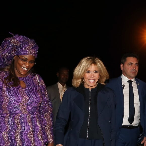 La Première Dame Brigitte Macron (Trogneux) et la Première Dame Marieme Faye Sall - Le président de la République française et sa femme la Première Dame sont accueillis par le président sénégalais et sa femme la Première Dame à l'aéroport international Léopold-Sédar-Senghor à Dakar, Sénégal, le 1er février 2018. © Dominique Jacovides/Bestimage