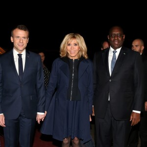 Le président de la République Emmanuel Macron, sa femme la Première Dame Brigitte Macron (Trogneux), le président sénégalais Macky Sall et sa femme la Première Dame Marieme Faye Sall - Le président de la République française et sa femme la Première Dame sont accueillis par le président sénégalais et sa femme la Première Dame à l'aéroport international Léopold-Sédar-Senghor à Dakar, Sénégal, le 1er février 2018. © Dominique Jacovides/Bestimage