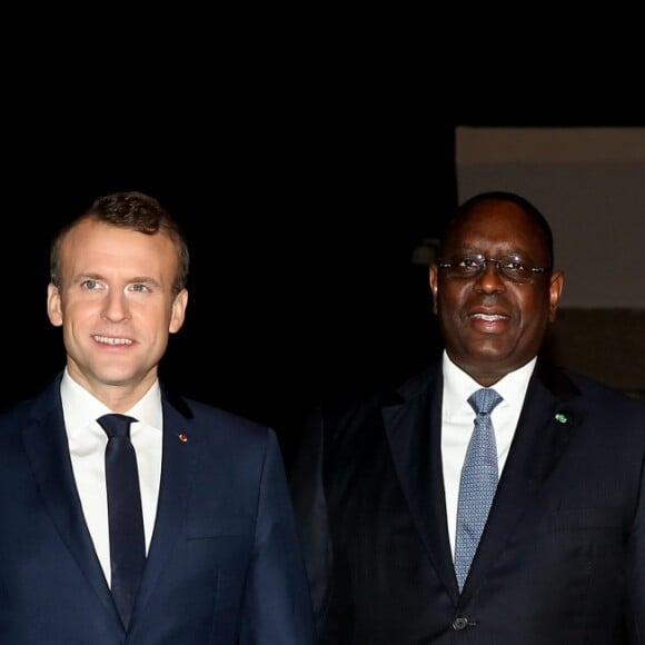 Le président de la République Emmanuel Macron, sa femme la Première Dame Brigitte Macron (Trogneux), le président sénégalais Macky Sall et sa femme la Première Dame Marieme Faye Sall - Le président de la République française et sa femme la Première Dame sont accueillis par le président sénégalais et sa femme la Première Dame à l'aéroport international Léopold-Sédar-Senghor à Dakar, Sénégal, le 1er février 2018. © Dominique Jacovides/Bestimage