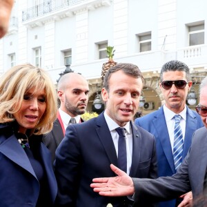 Le président de la République Emmanuel Macron, sa femme la Première Dame Brigitte Macron (Trogneux) et Olivier Poivre d'Arvor, ambassadeur de France en Tunisie - Le couple présidentiel se promène dans la médina, le coeur historique de Tunis, Tunisie, le 1er février 2018. Ils se sont ensuite envolés vers le Sénégal, où ils sont attendus pour une autre visite d'Etat. © Sébastien Valiela/Bestimage