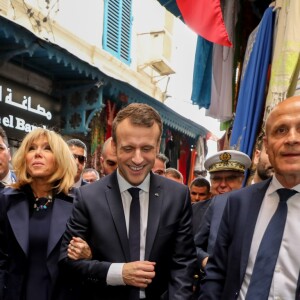 Le président de la République Emmanuel Macron, sa femme la Première Dame Brigitte Macron (Trogneux) et Olivier Poivre d'Arvor, ambassadeur de France en Tunisie - Le couple présidentiel se promène dans la médina, le coeur historique de Tunis, Tunisie, le 1er février 2018. Ils se sont ensuite envolés vers le Sénégal, où ils sont attendus pour une autre visite d'Etat. © Sébastien Valiela/Bestimage