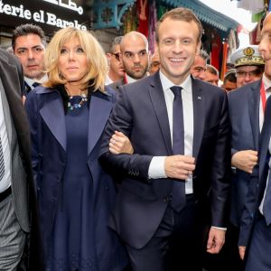 Le président de la République Emmanuel Macron, sa femme la Première Dame Brigitte Macron (Trogneux) et Olivier Poivre d'Arvor, ambassadeur de France en Tunisie - Le couple présidentiel se promène dans la médina, le coeur historique de Tunis, Tunisie, le 1er février 2018. Ils se sont ensuite envolés vers le Sénégal, où ils sont attendus pour une autre visite d'Etat. © Sébastien Valiela/Bestimage