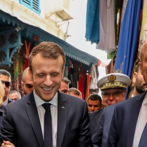 Le président de la République Emmanuel Macron, sa femme la Première Dame Brigitte Macron (Trogneux) et Olivier Poivre d'Arvor, ambassadeur de France en Tunisie - Le couple présidentiel se promène dans la médina, le coeur historique de Tunis, Tunisie, le 1er février 2018. Ils se sont ensuite envolés vers le Sénégal, où ils sont attendus pour une autre visite d'Etat. © Sébastien Valiela/Bestimage