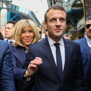 Le président de la République Emmanuel Macron, sa femme la Première Dame Brigitte Macron (Trogneux) et Olivier Poivre d'Arvor, ambassadeur de France en Tunisie - Le couple présidentiel se promène dans la médina, le coeur historique de Tunis, Tunisie, le 1er février 2018. Ils se sont ensuite envolés vers le Sénégal, où ils sont attendus pour une autre visite d'Etat. © Sébastien Valiela/Bestimage