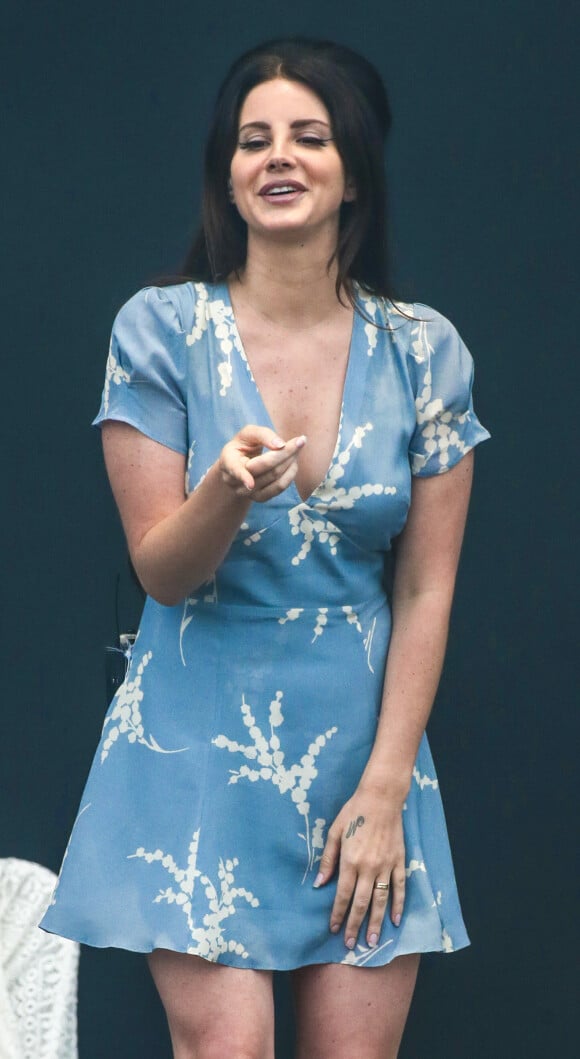 Lana Del Rey en concert lors du Festival Lollapalooza à l'Hippodrome de Longchamp à Paris. Le 23 juillet 2017 © Stéphane Vansteenkiste / Bestimage