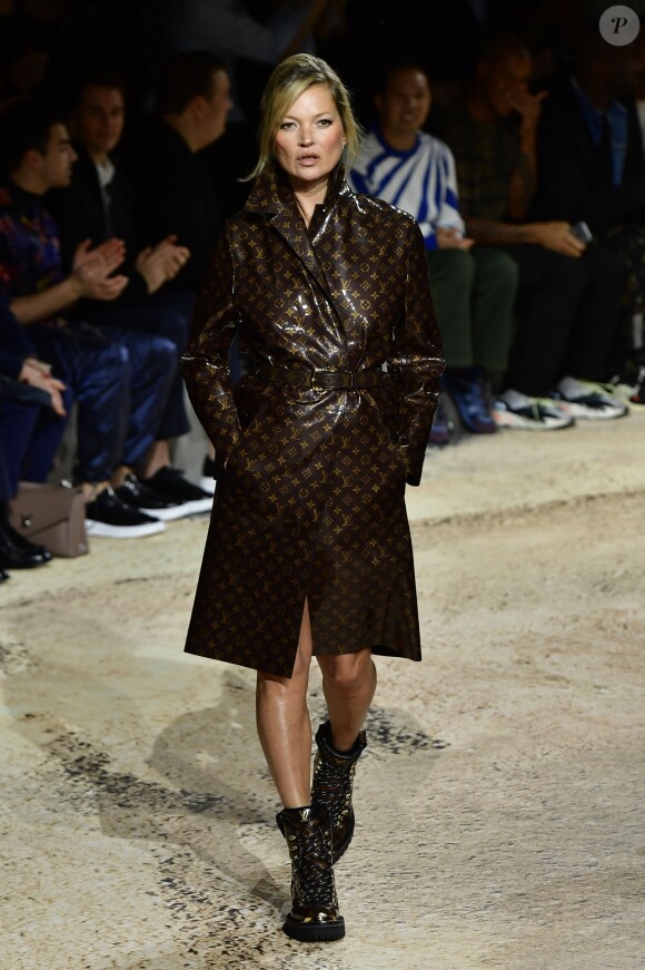 Kate Moss défile pour Louis Vuitton à Paris le 18 janvier 2018.