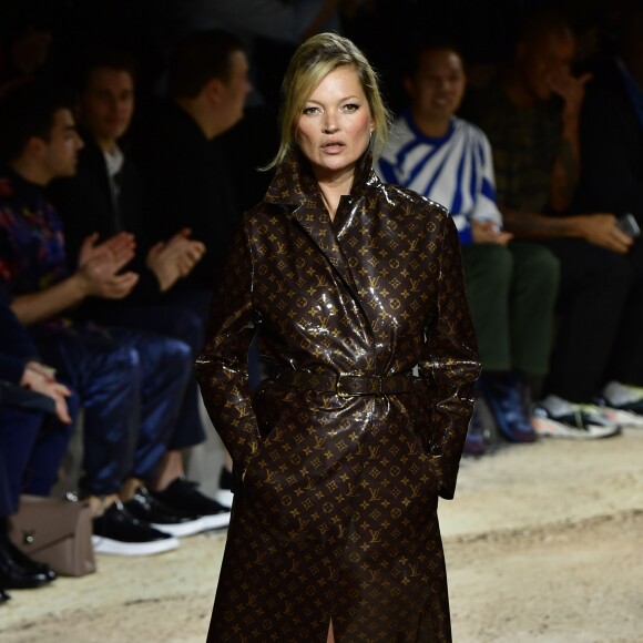 Kate Moss défile pour Louis Vuitton à Paris le 18 janvier 2018.