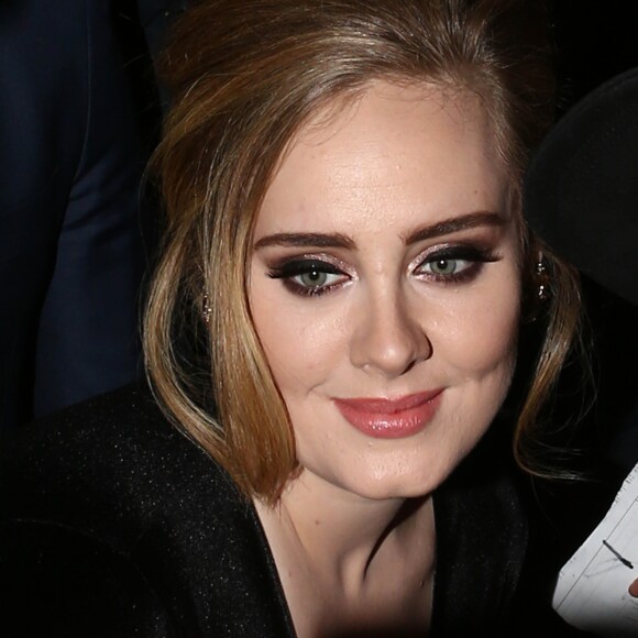 La chanteuse Adele rencontre ses fans lors de son arrivée à Milan en Italie le 4 décembre 2015