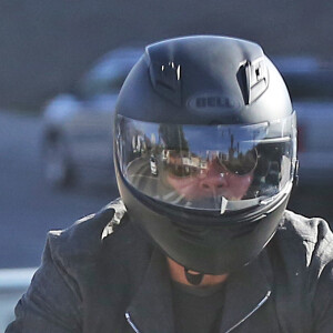 Exclusif - Brad Pitt se balade avec sa nouvelle moto BMW à Los Angeles, le 28 décembre 2017.