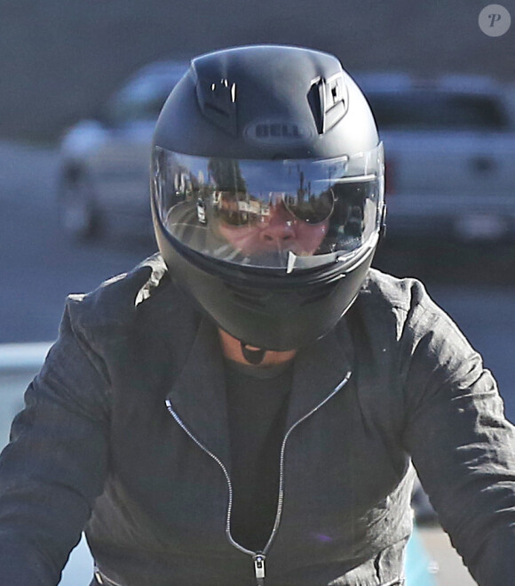 Exclusif - Brad Pitt se balade avec sa nouvelle moto BMW à Los Angeles, le 28 décembre 2017.
