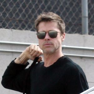 Exclusif - Brad Pitt vêtu tout de noir sort de sa Tesla après avoir fait du shopping à Los Angeles le 16 novembre 2017.