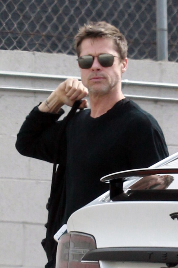 Exclusif - Brad Pitt vêtu tout de noir sort de sa Tesla après avoir fait du shopping à Los Angeles le 16 novembre 2017.