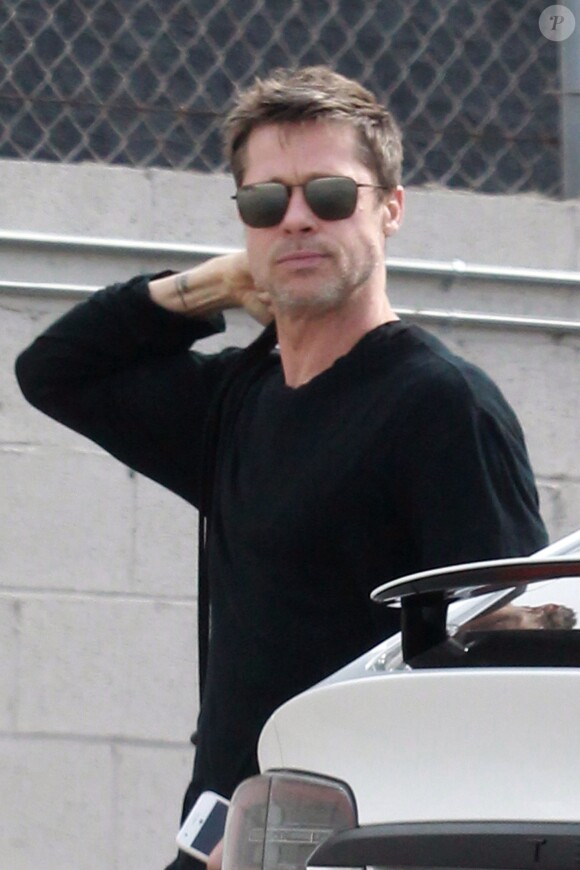 Exclusif - Brad Pitt vêtu tout de noir sort de sa Tesla après avoir fait du shopping à Los Angeles le 16 novembre 2017.