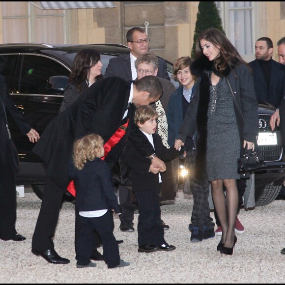 DANY BOON ET SA FEMME YAEL AVEC LEURS ENFANTS, ELIE SEMOUN - DANY BOON RECOIT LES INSIGNES DE CHEVALIER DANS L'ORDRE DE LA LEGION D'HONNEUR DES MAINS DU PRESIDENT DE LA REPUBLIQUE AU PALAIS DE L' ELYSEE A PARIS 10/11/2009 - Paris