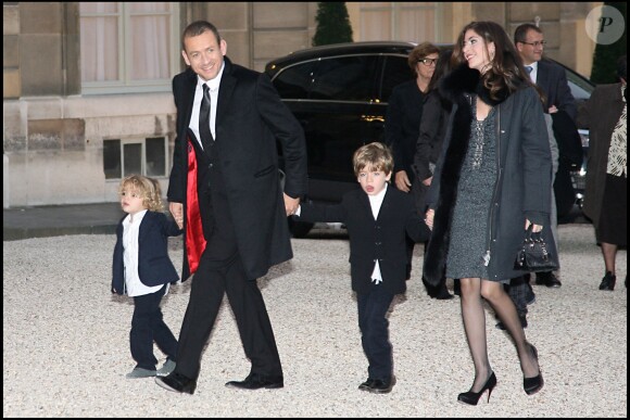 DANY BOON ET SA FEMME YAEL AVEC LEURS ENFANTS - DANY BOON RECOIT LES INSIGNES DE CHEVALIER DANS L'ORDRE DE LA LEGION D'HONNEUR DES MAINS DU PRESIDENT DE LA REPUBLIQUE AU PALAIS DE L' ELYSEE A PARIS 10/11/2009 - Paris
