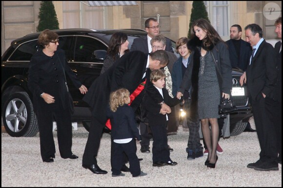 DANY BOON ET SA FEMME YAEL AVEC LEURS ENFANTS, ELIE SEMOUN - DANY BOON RECOIT LES INSIGNES DE CHEVALIER DANS L'ORDRE DE LA LEGION D'HONNEUR DES MAINS DU PRESIDENT DE LA REPUBLIQUE AU PALAIS DE L' ELYSEE A PARIS 10/11/2009 - Paris