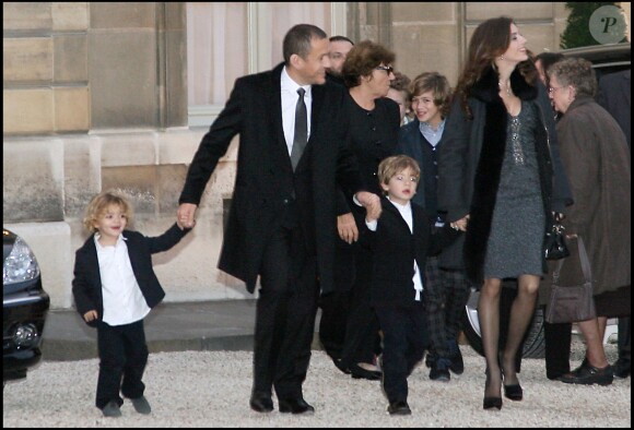 DANY BOON ET SA FEMME YAEL AVEC LEURS ENFANTS - DANY BOON RECOIT LES INSIGNES DE CHEVALIER DANS L'ORDRE DE LA LEGION D'HONNEUR DES MAINS DU PRESIDENT DE LA REPUBLIQUE AU PALAIS DE L' ELYSEE A PARIS 10/11/2009 - Paris